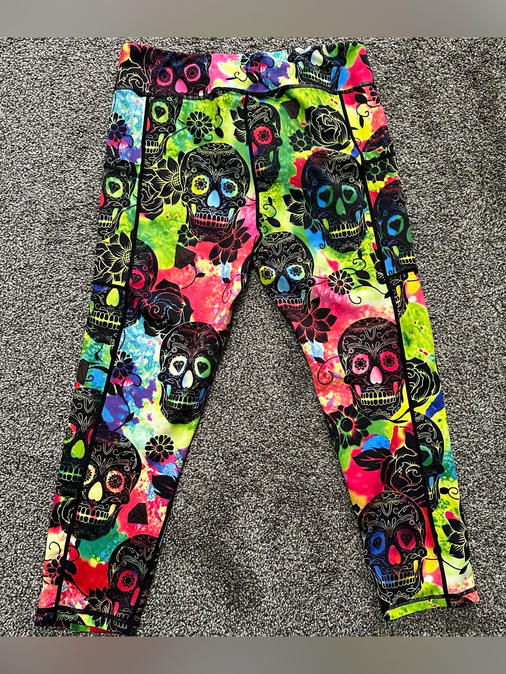 Women’s Size M Constantly Varied Gear (CVG) Rainbow Tie Dye Skulls Capris